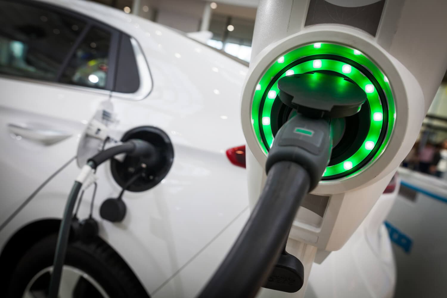 Punto de carga conectado a un coche eléctrico en Vilagarcía de Arousa