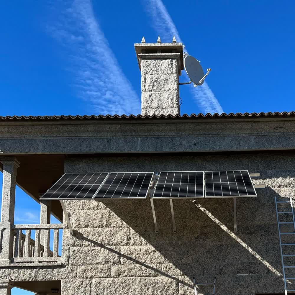 Placas solares instaladas en la fachada de una vivienda de Vilagarcía de Arousa